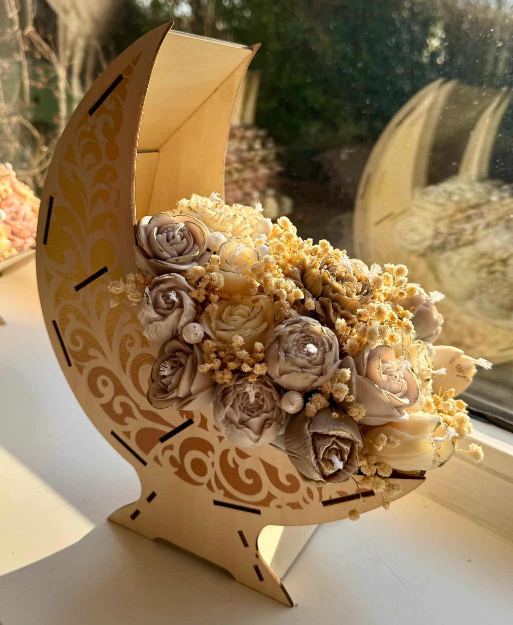 Luxe Handgemaakte Bloemenkaas in Houten Halve Maan – Ramadan Edit