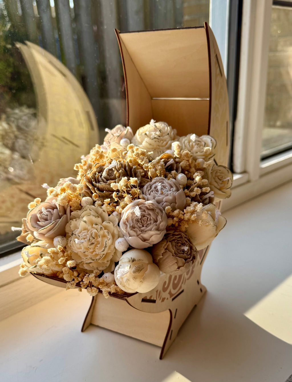 Luxe Handgemaakte Bloemenkaas in Houten Halve Maan – Ramadan Edit