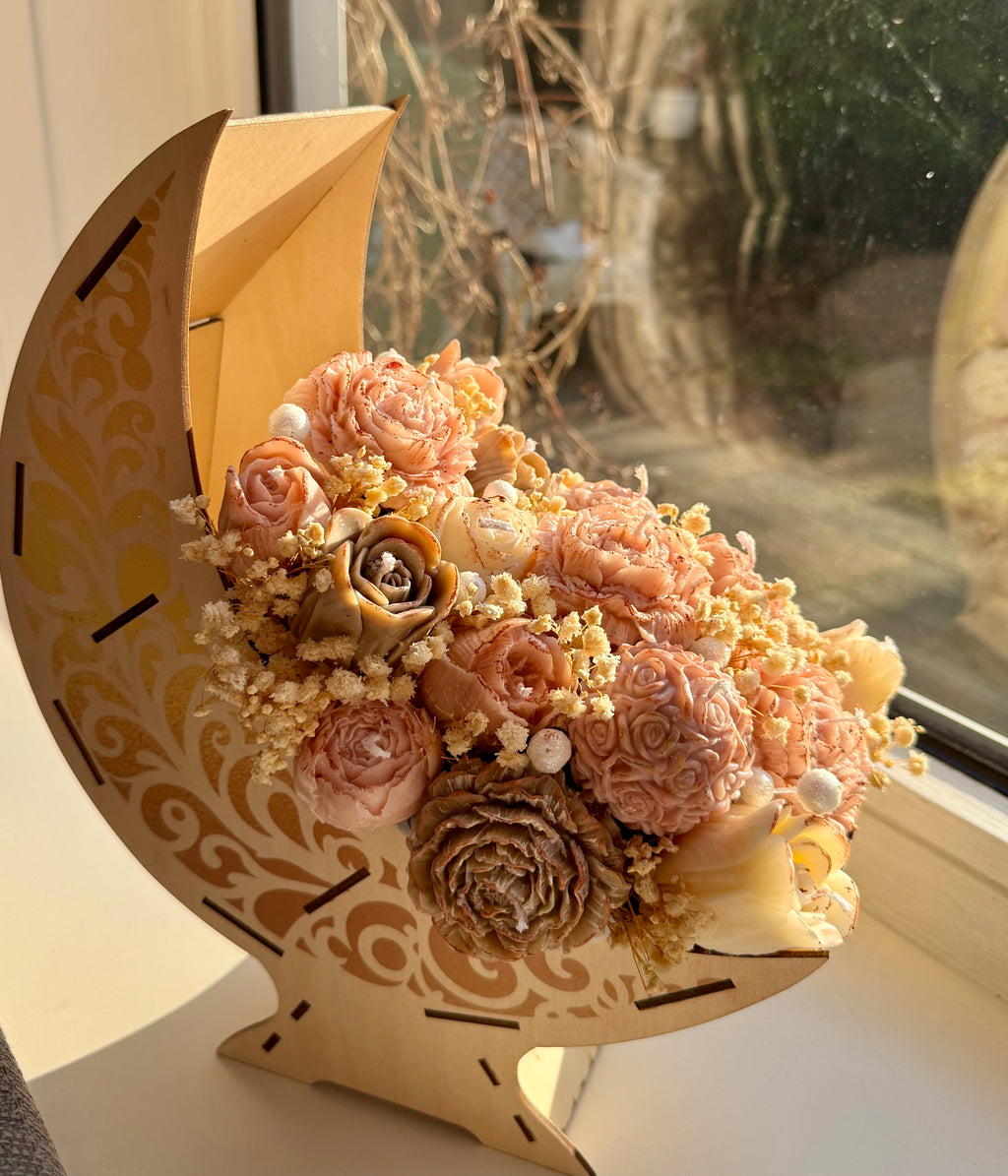 Luxe Handgemaakte Bloemenkaas in Houten Halve Maan – Ramadan Edit