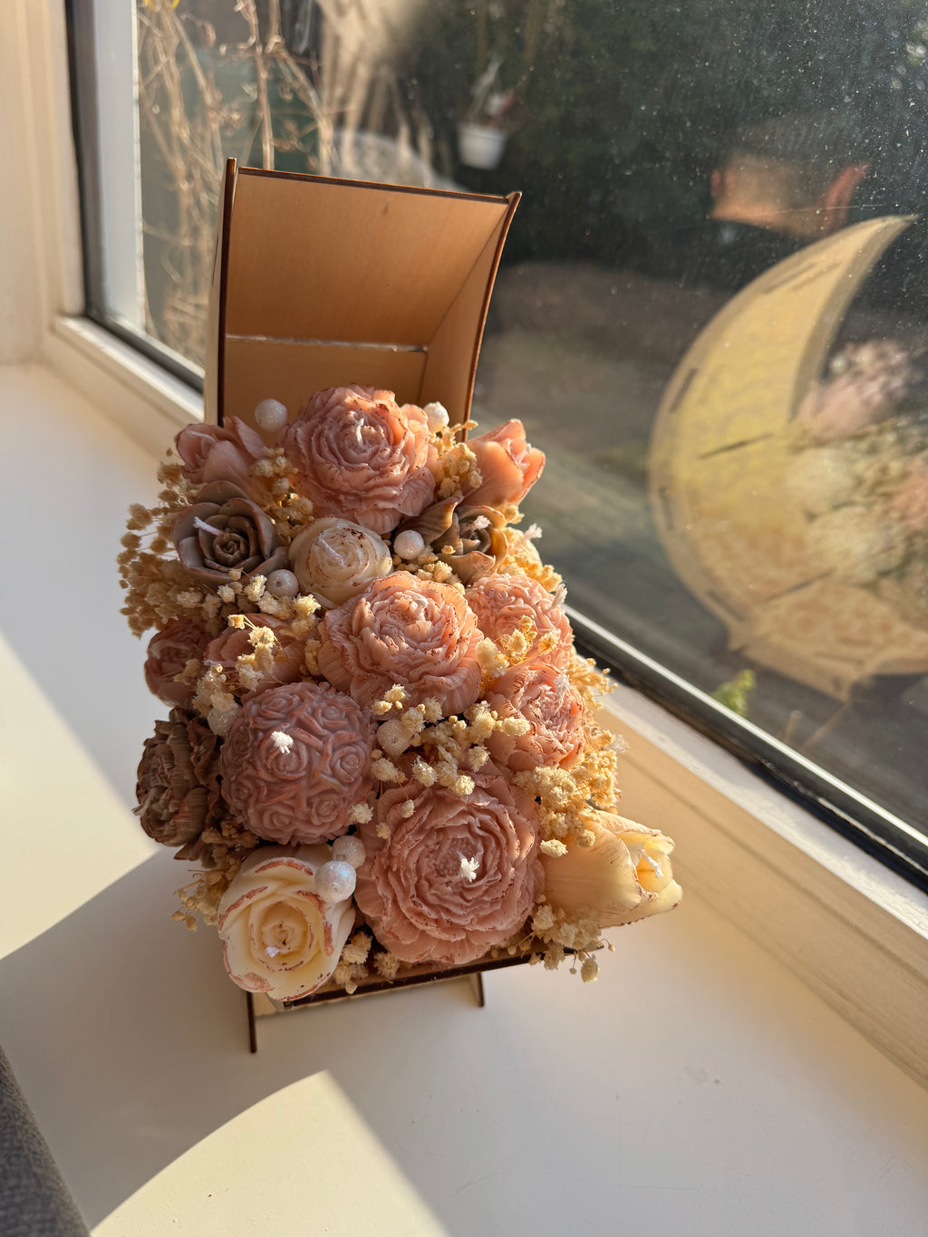 Luxe Handgemaakte Bloemenkaas in Houten Halve Maan – Ramadan Edit